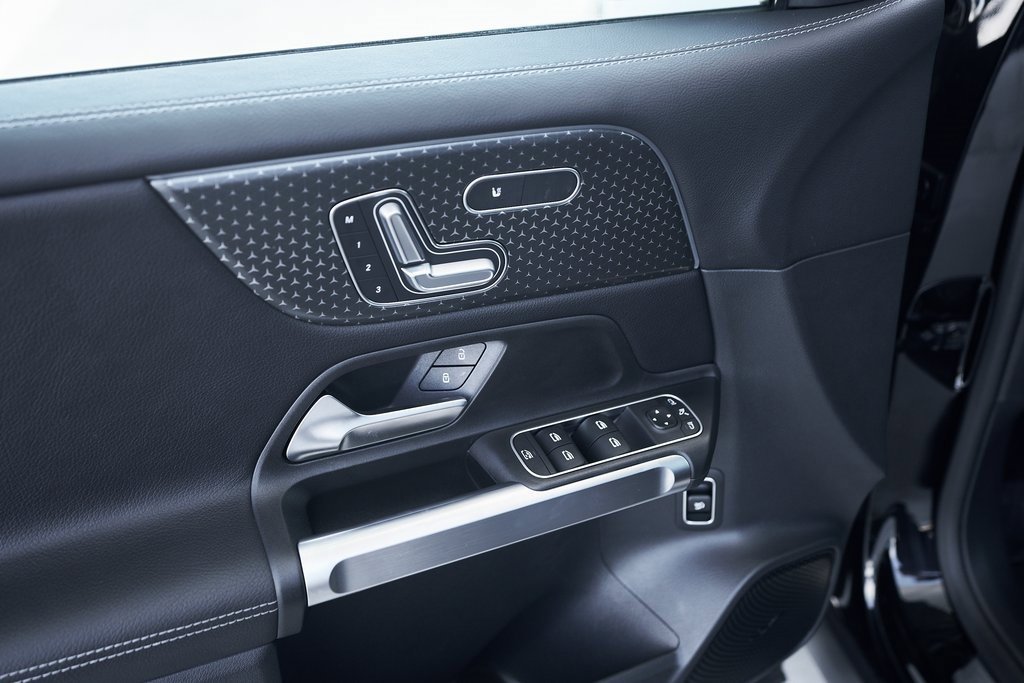 Used 2025 Mercedes-Benz GLB 250 4MATIC w/ Exclusive Package image 19