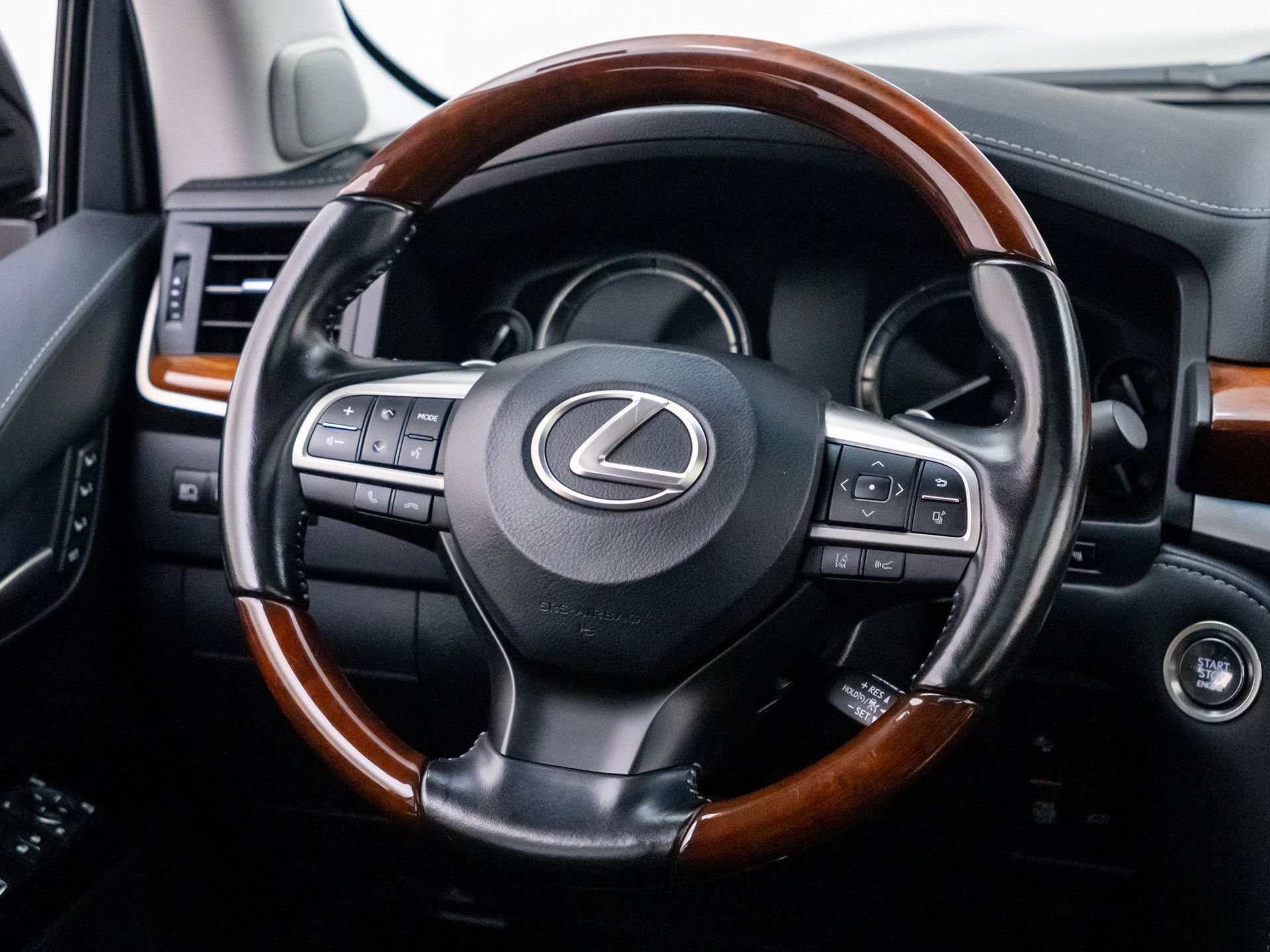 Used 2020 Lexus LX 570 4WD w/ Luxury Package image 11