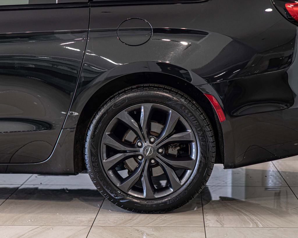 Used 2019 Chrysler Pacifica Touring Plus w/ S Appearance Package FWD image 7