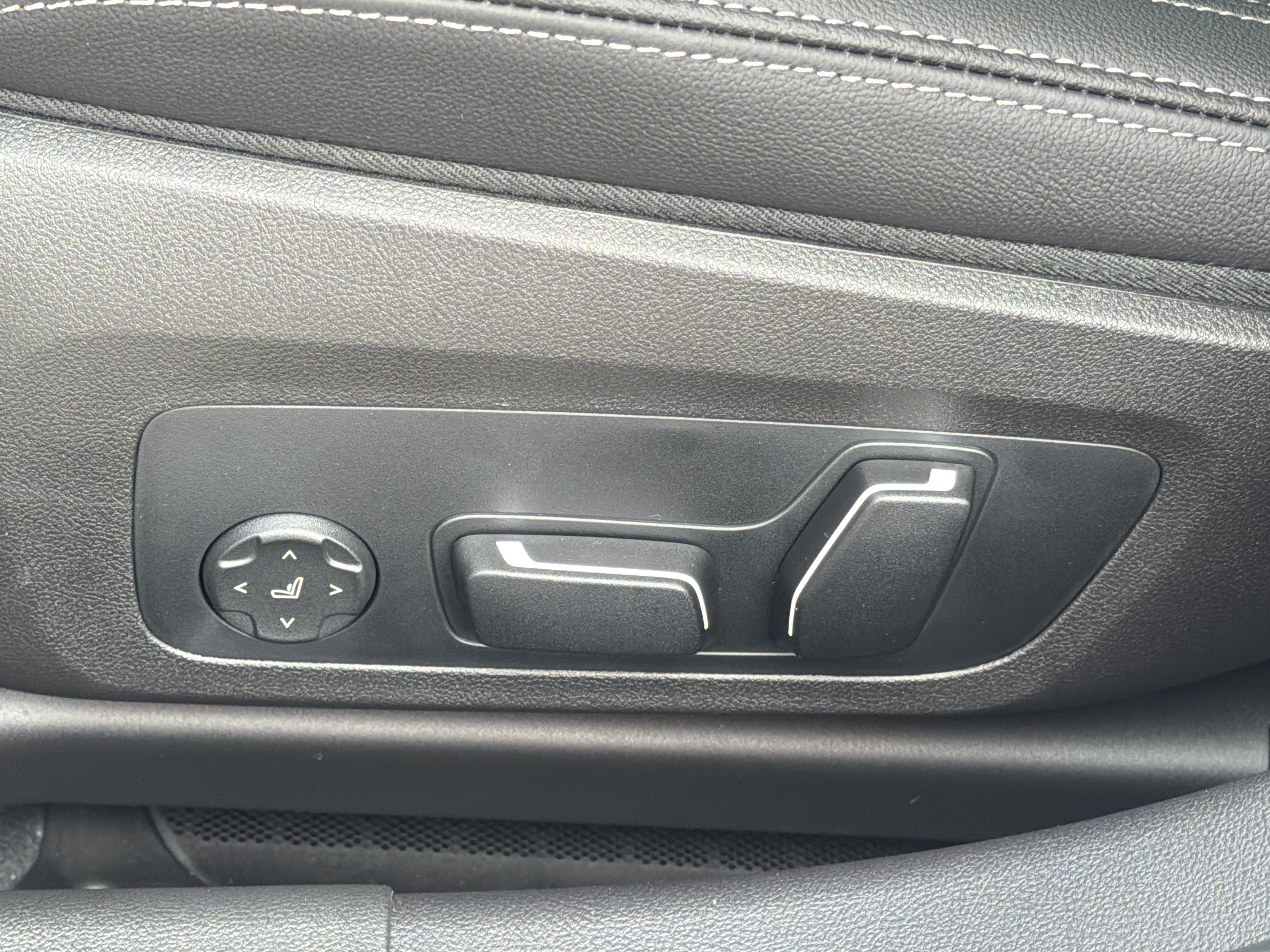 New 2026 BMW 330i Sedan w/ M Sport Package RWD image 19