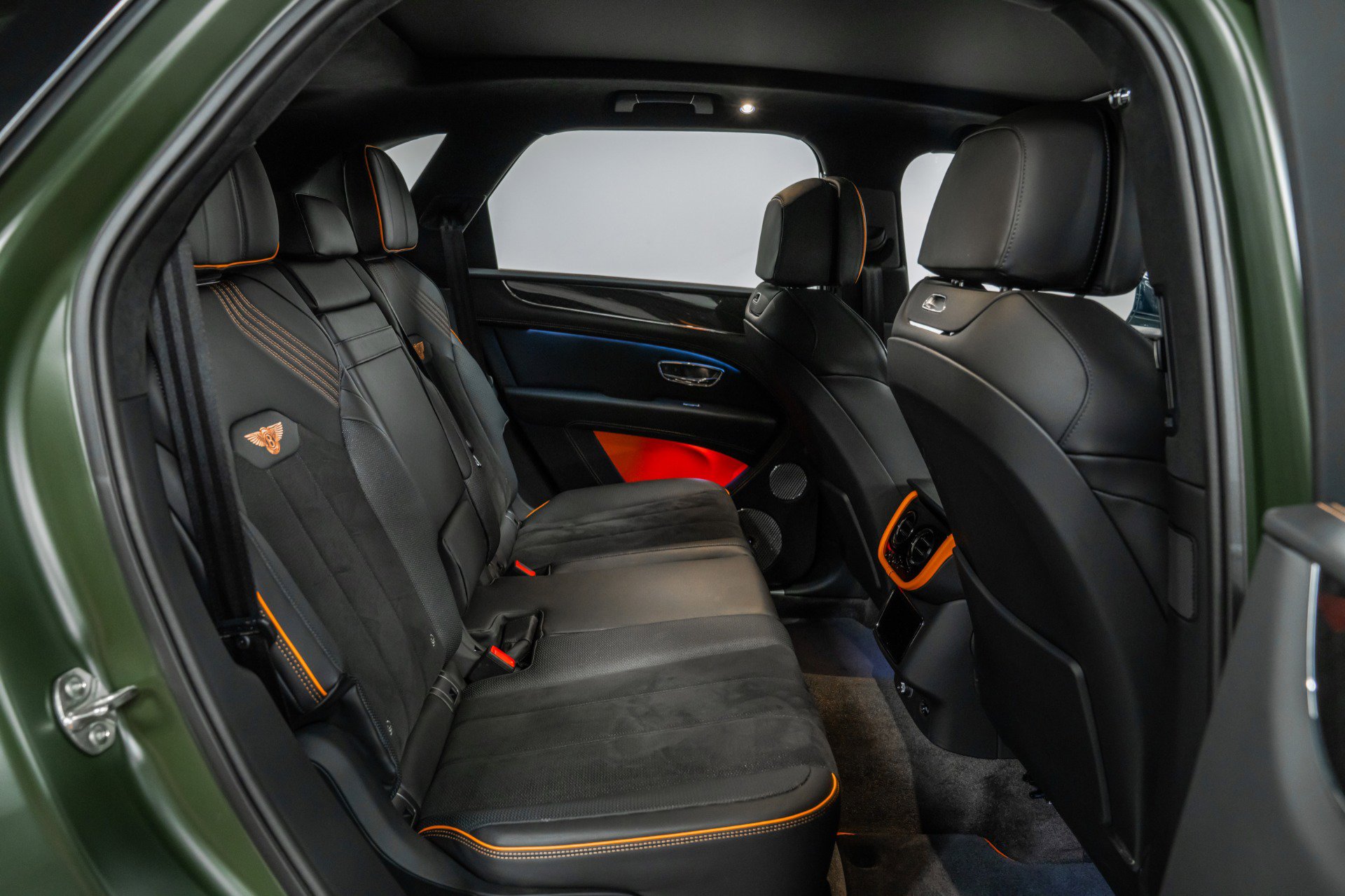 Used 2025 Bentley Bentayga image 30