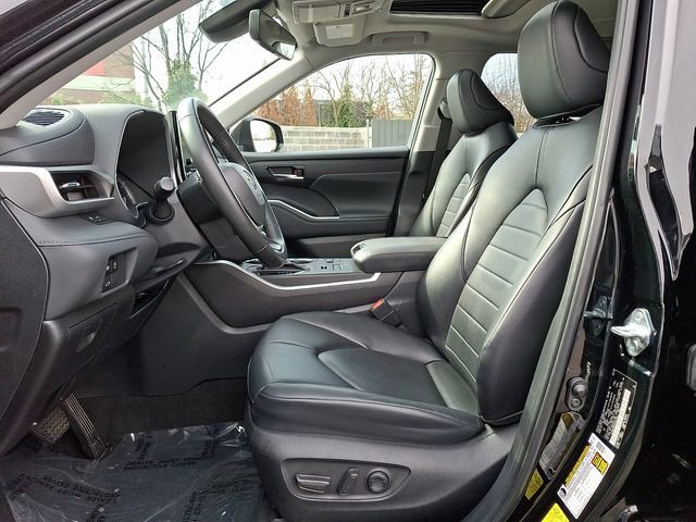 Used 2023 Toyota Highlander XLE image 14