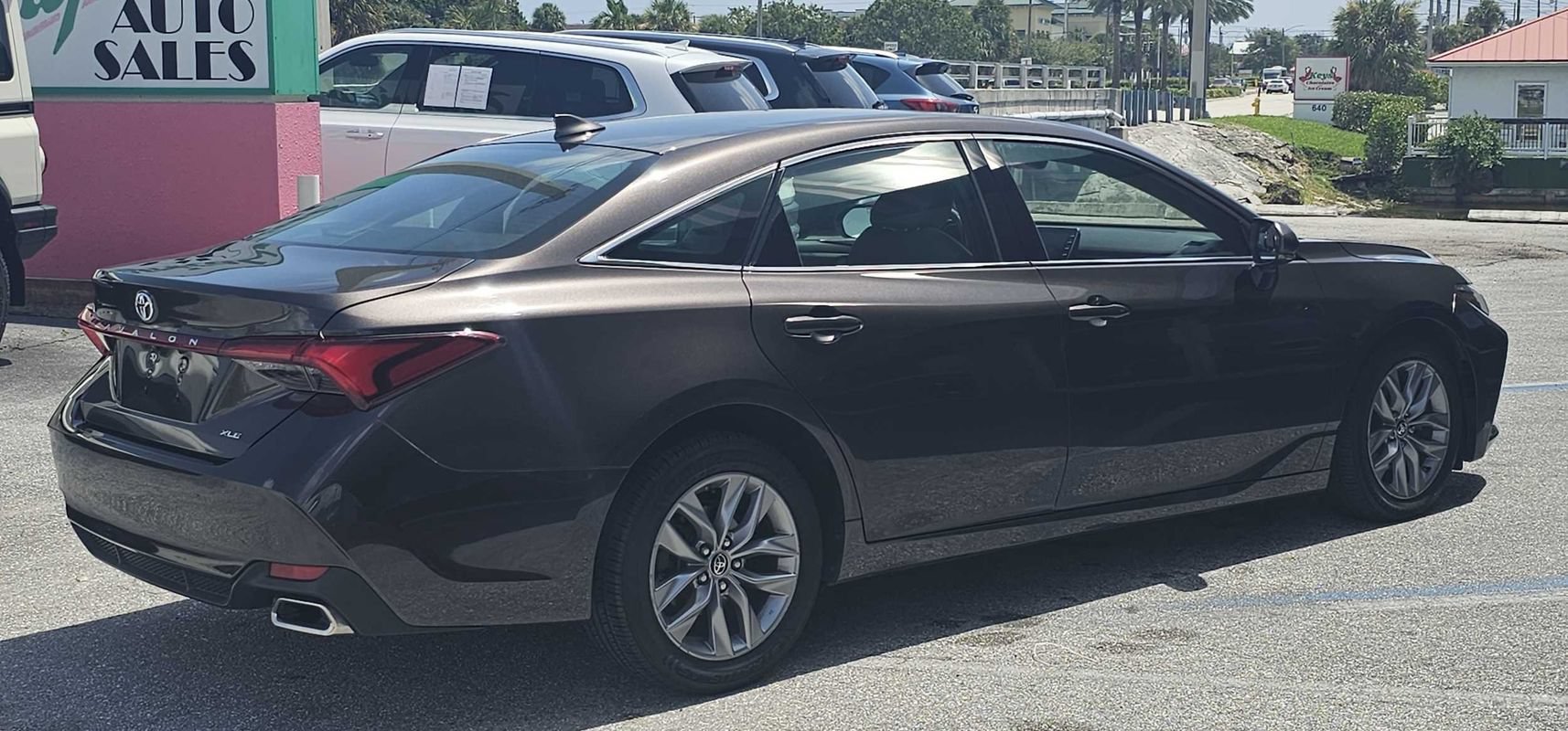 Used 2019 Toyota Avalon XLE w/ Moonroof Package FWD image 5