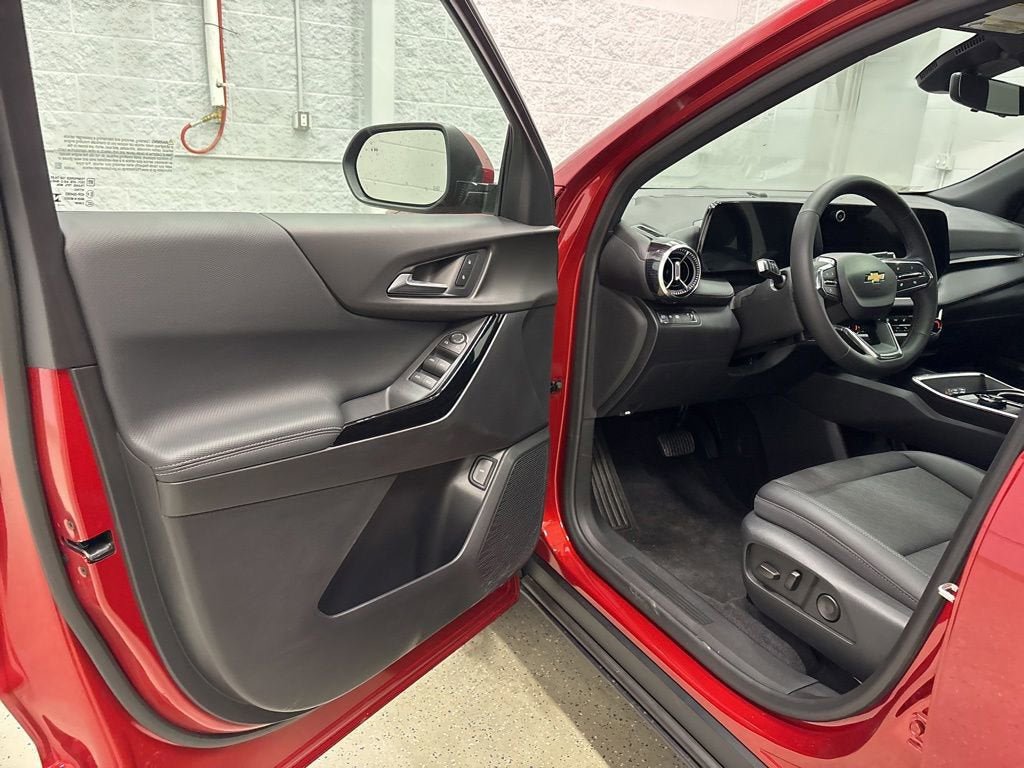 New 2026 Chevrolet Equinox LT w/ Convenience Package II FWD image 12