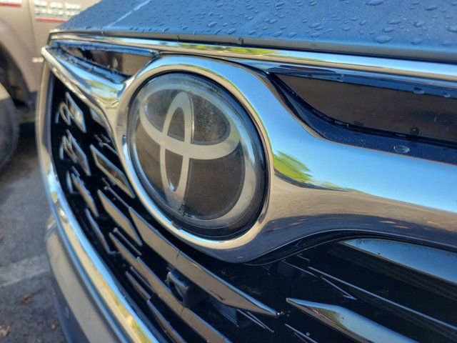 Used 2022 Toyota Highlander Limited image 11