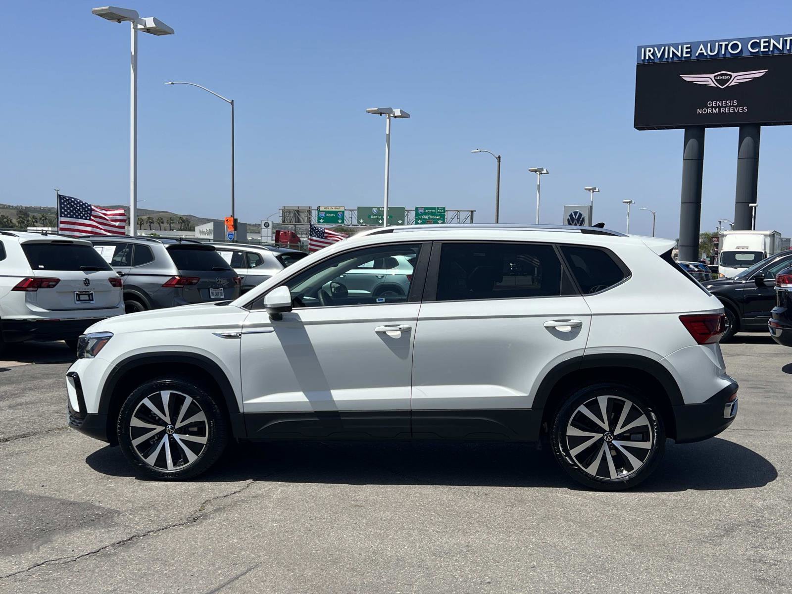 Certified 2023 Volkswagen Taos SE FWD image 2