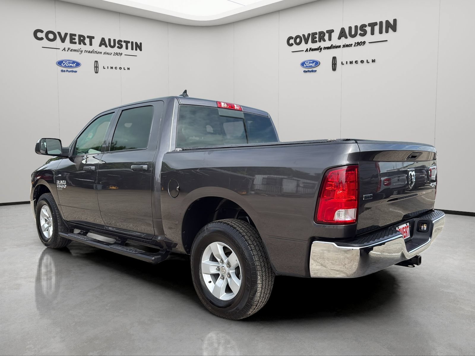 Used 2023 RAM 1500 Classic SLT AWD/4WD image 3