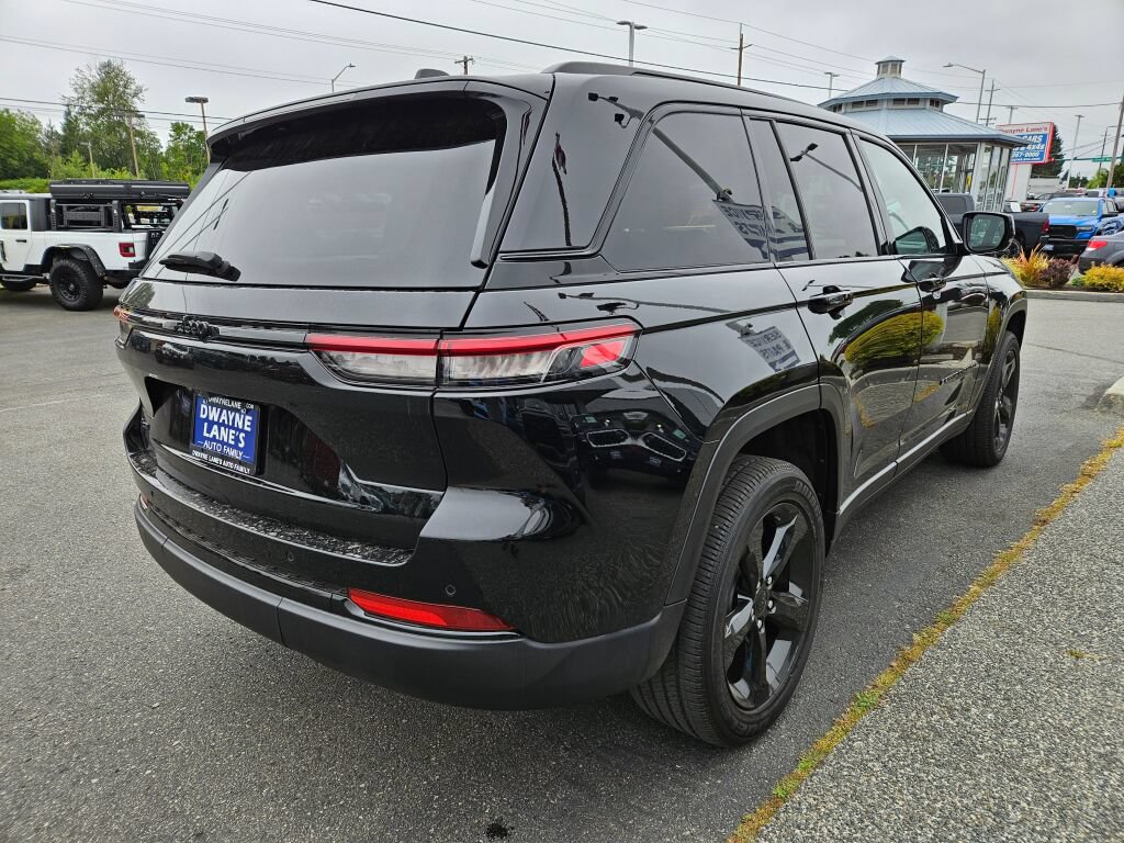 Used 2025 Jeep Grand Cherokee Altitude AWD/4WD image 5