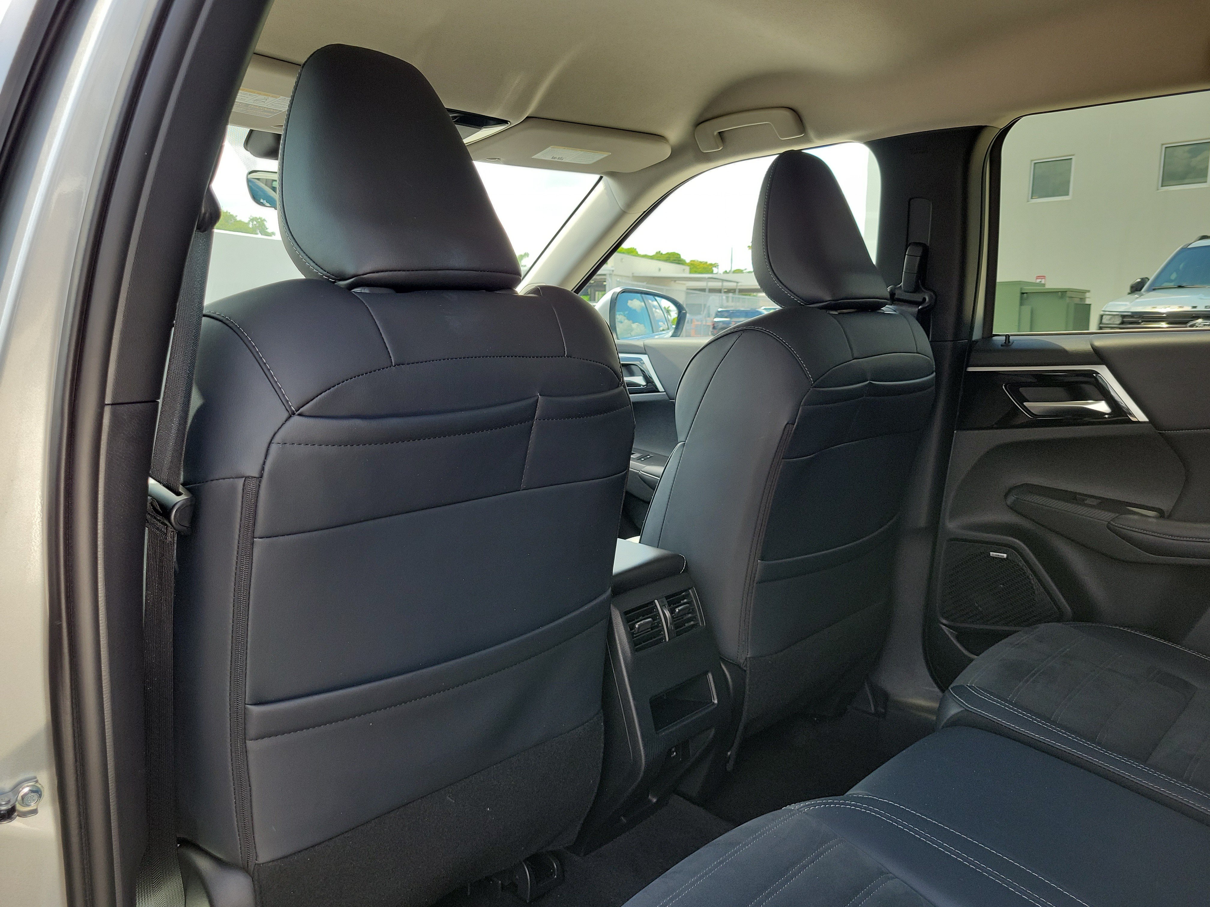 Used 2025 Mitsubishi Outlander SE FWD image 14