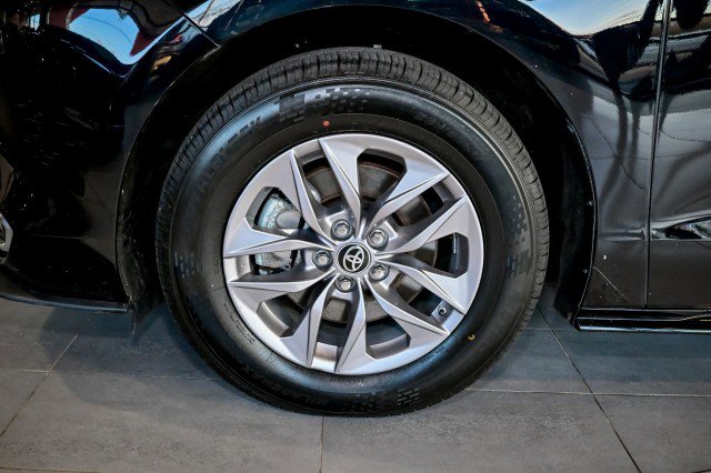 Used 2023 Toyota Sienna XLE FWD image 42