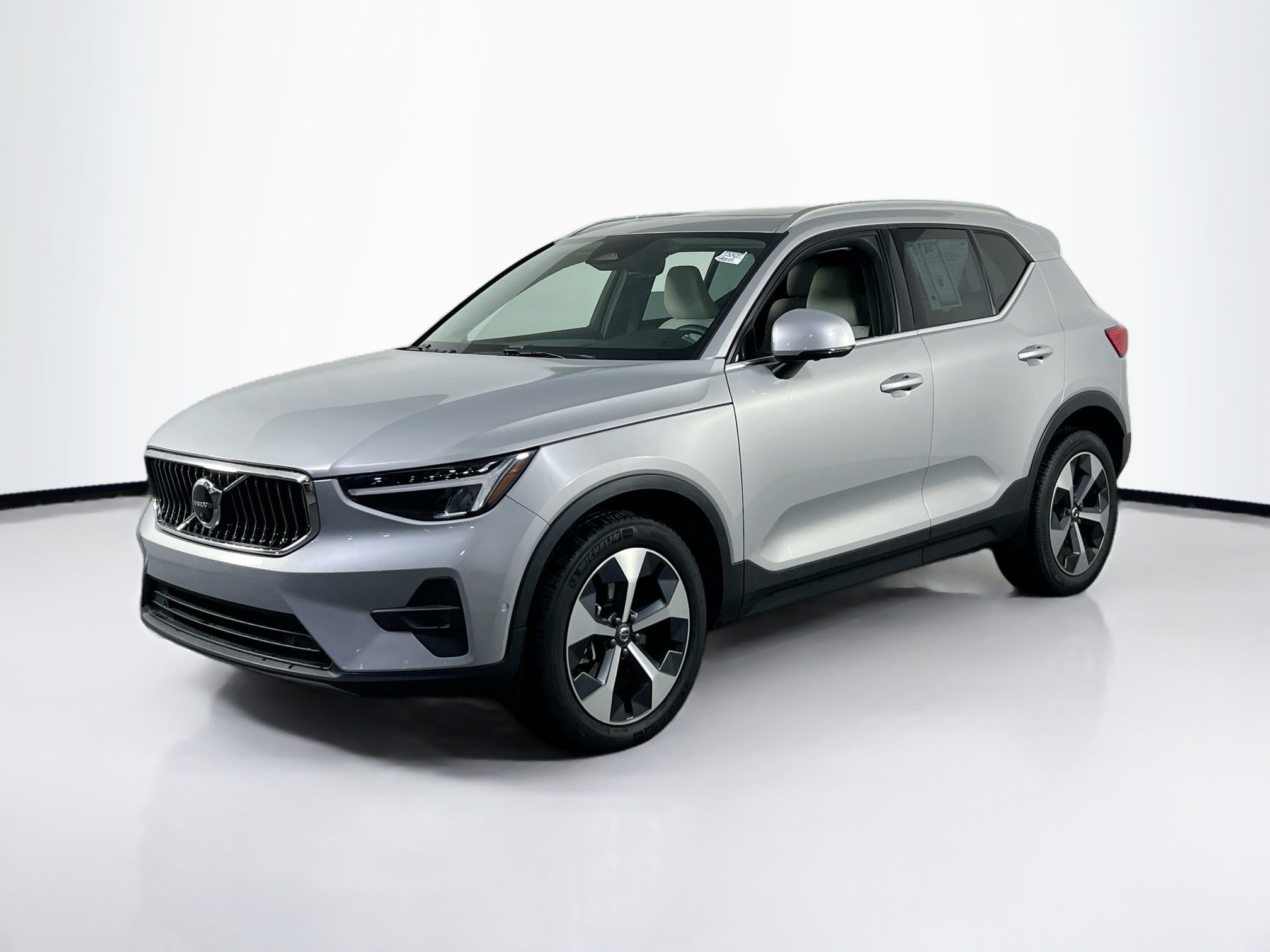 Used 2023 Volvo XC40 B4 Plus w/ Driver Assist Package FWD image 1