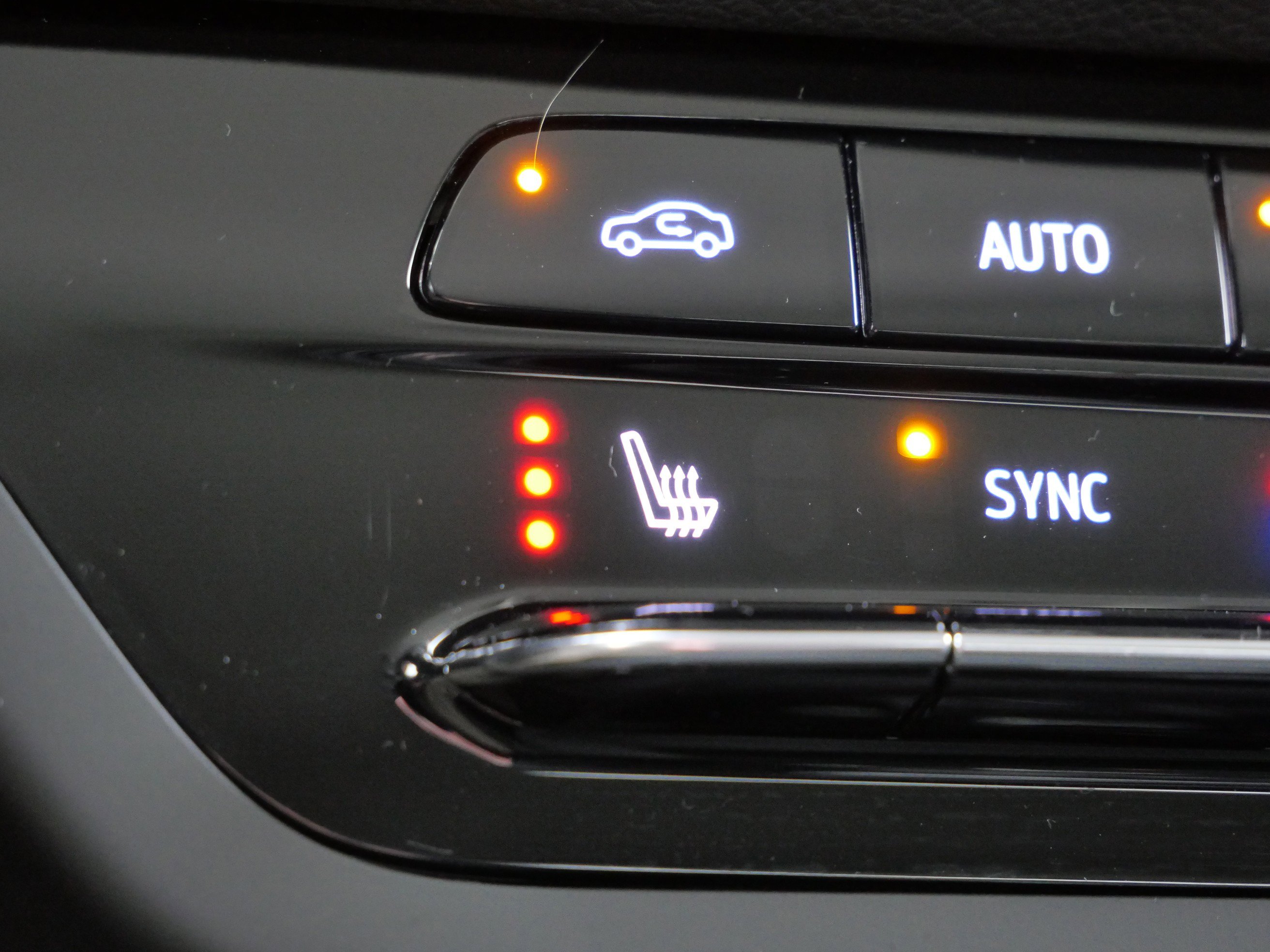 Used 2023 Buick Envision Essence image 29