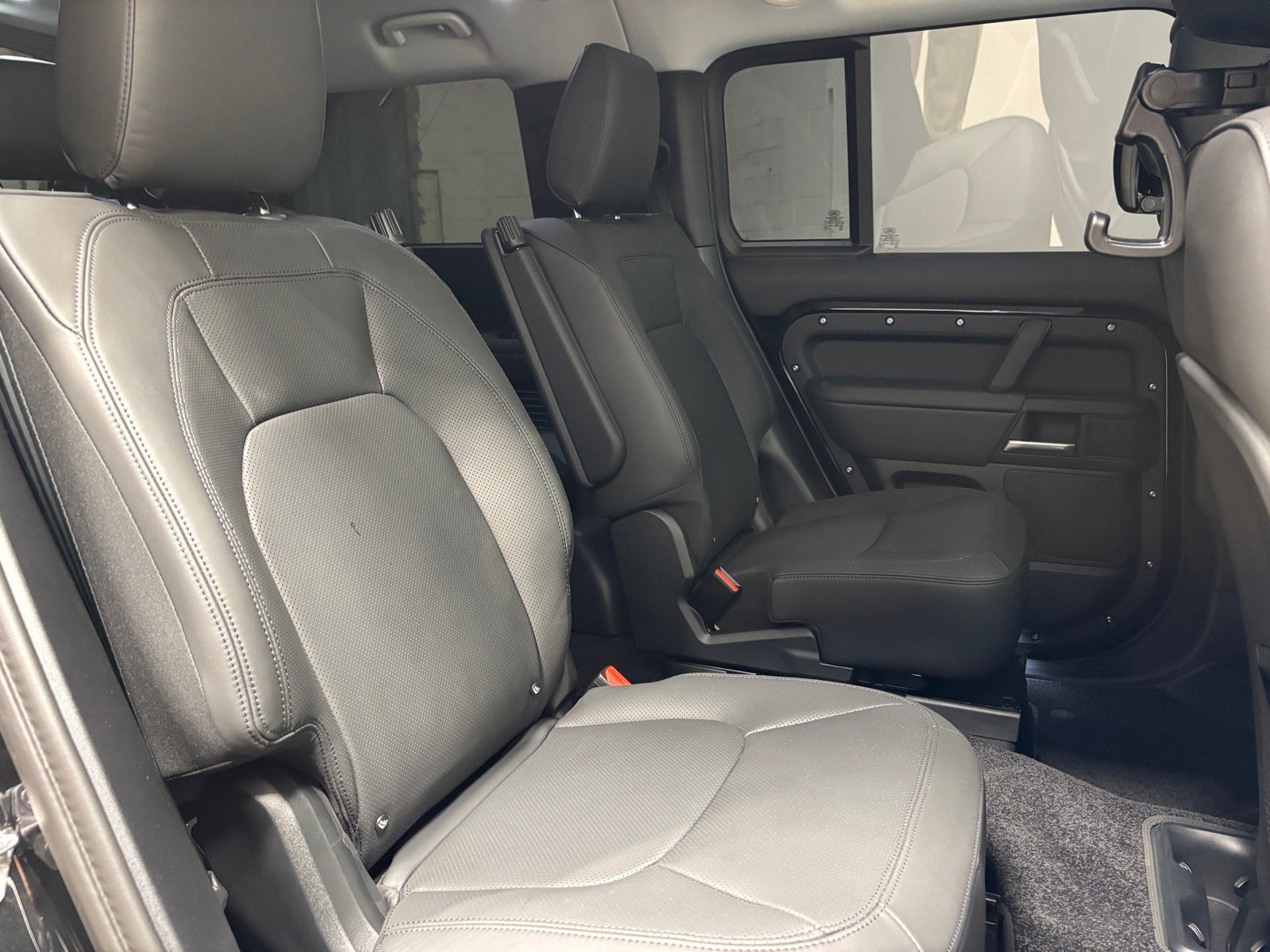 New 2025 Land Rover Defender 130 X-Dynamic SE AWD/4WD image 39