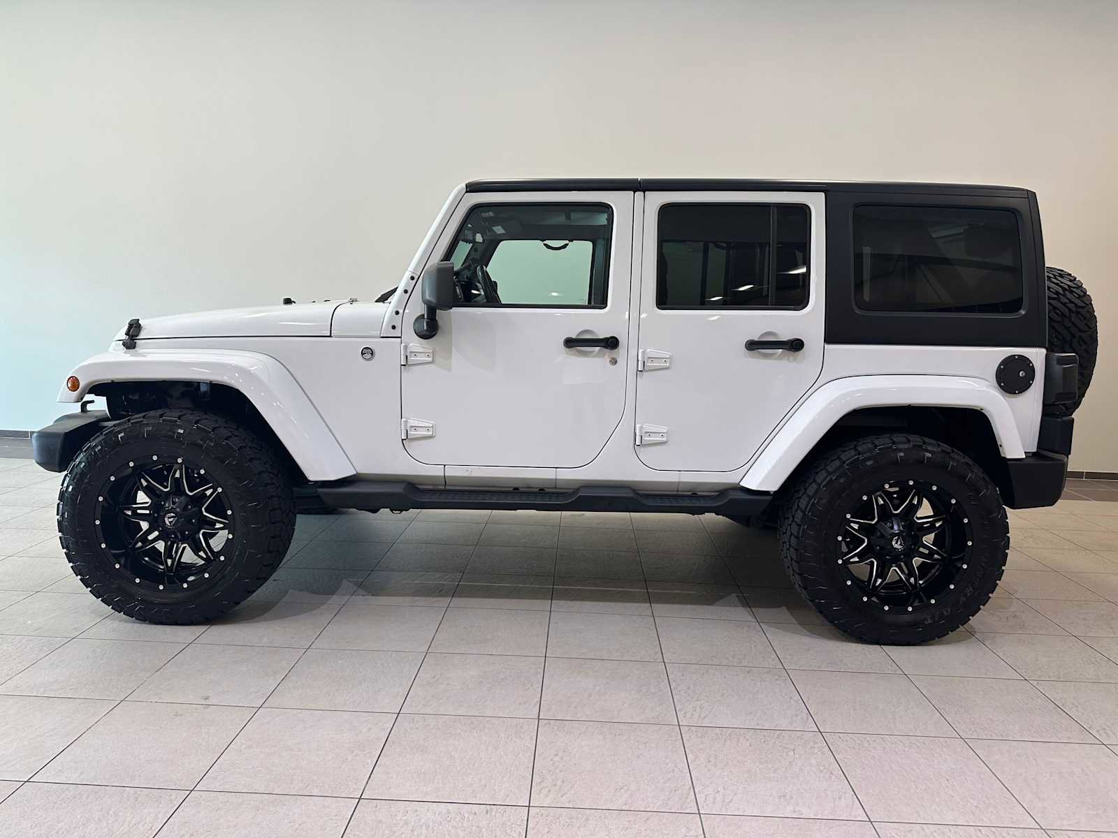 Used 2013 Jeep Wrangler Unlimited Sahara w/ Connectivity Group AWD/4WD image 3