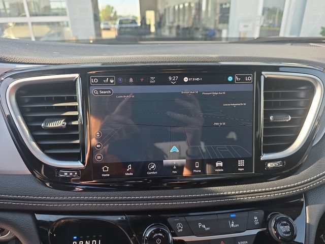 Used 2025 Chrysler Pacifica Limited FWD image 23