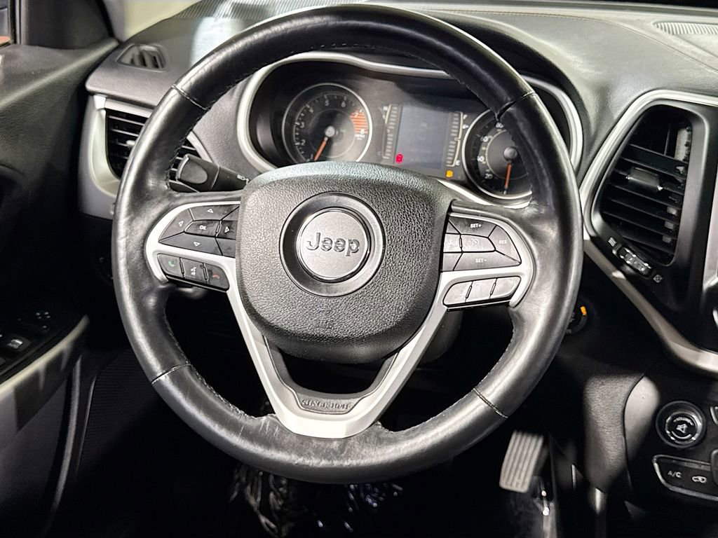 Used 2018 Jeep Cherokee Latitude Plus w/ Cold Weather Group FWD image 17