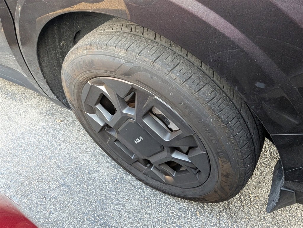Used 2025 Kia Carnival EX image 12