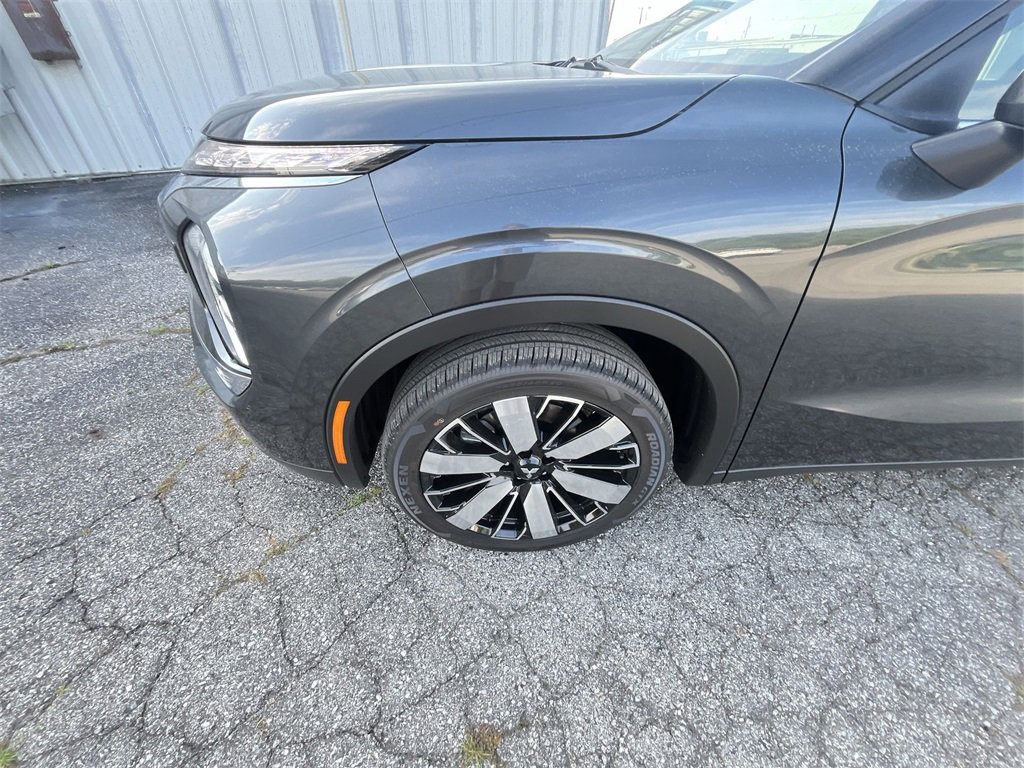 New 2025 Mitsubishi Outlander SE image 10