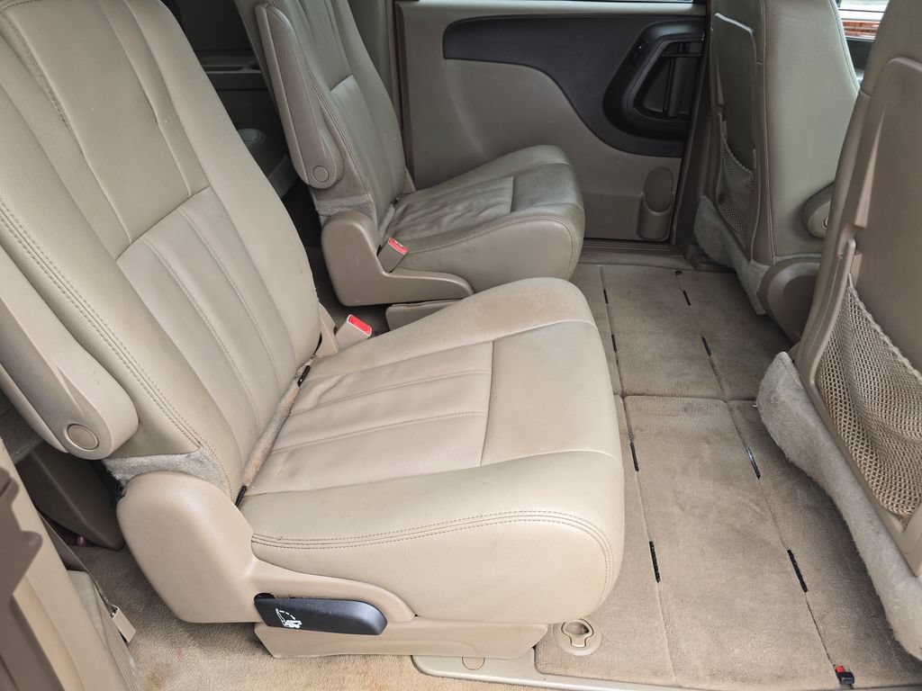 Used 2016 Chrysler Town & Country Touring FWD image 31