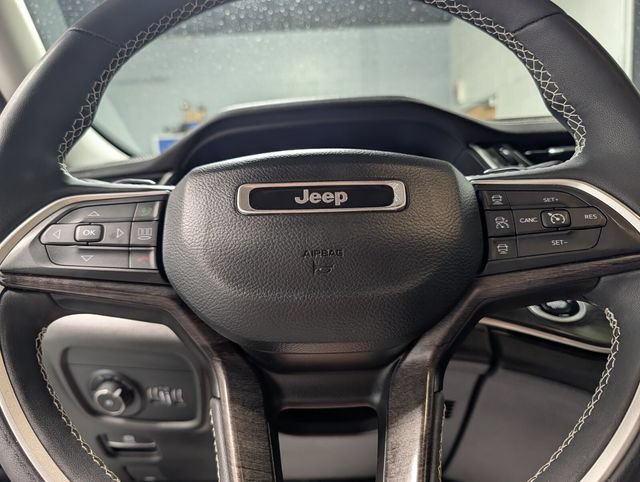 Used 2023 Jeep Grand Cherokee Limited w/ Luxury Tech Group II AWD/4WD image 17