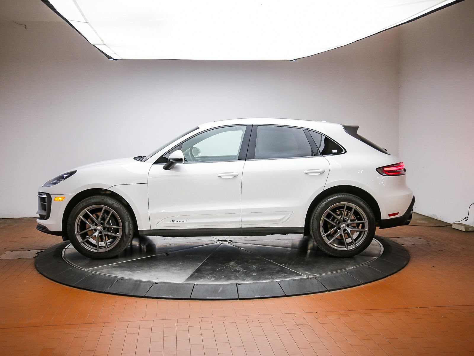 Certified 2025 Porsche Macan Turbo AWD/4WD image 2