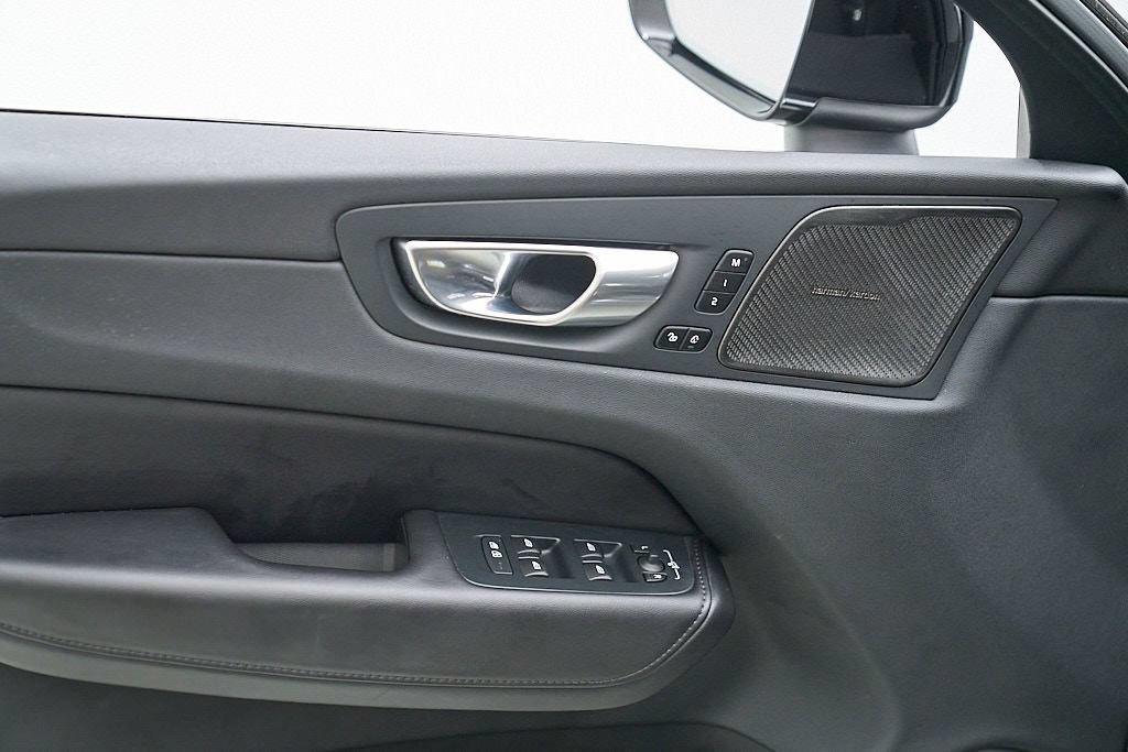 Certified 2023 Volvo XC60 B5 Plus AWD/4WD image 9