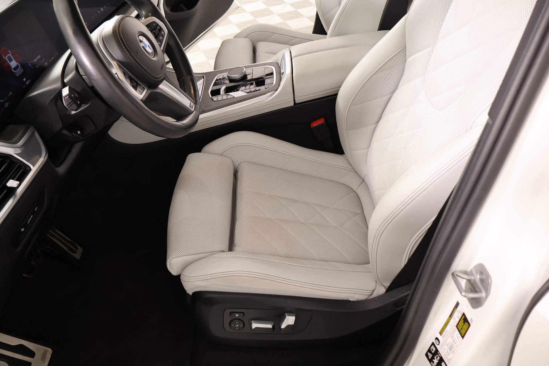 Used 2024 BMW X5 xDrive40i w/ M Sport Package AWD/4WD image 12