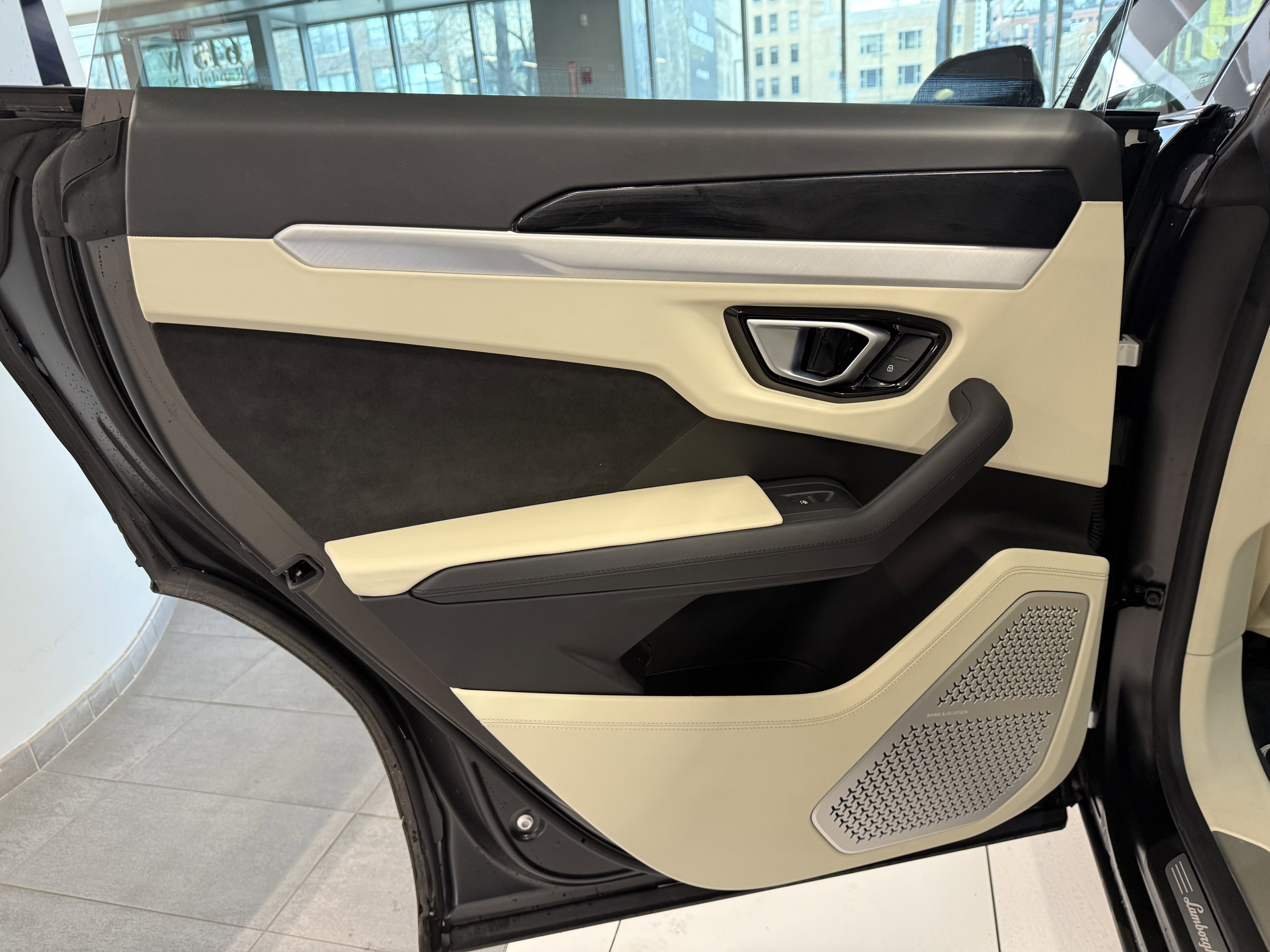 Used 2020 Lamborghini Urus image 16