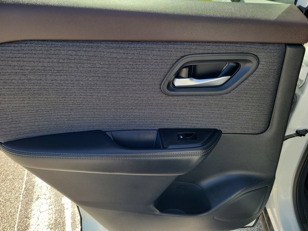 Used 2021 Nissan Rogue SV FWD image 12