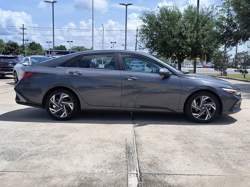 Used 2024 Hyundai Elantra Limited image 12