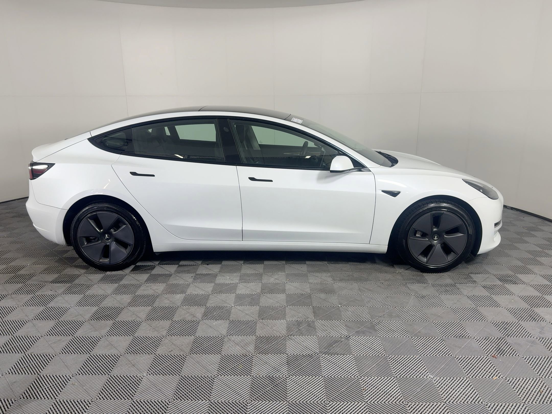 Used 2022 Tesla Model 3 Standard Range image 7