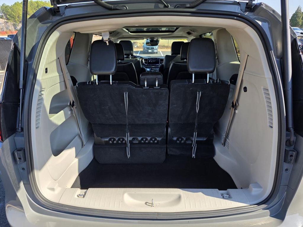 Used 2023 Chrysler Pacifica Limited image 9