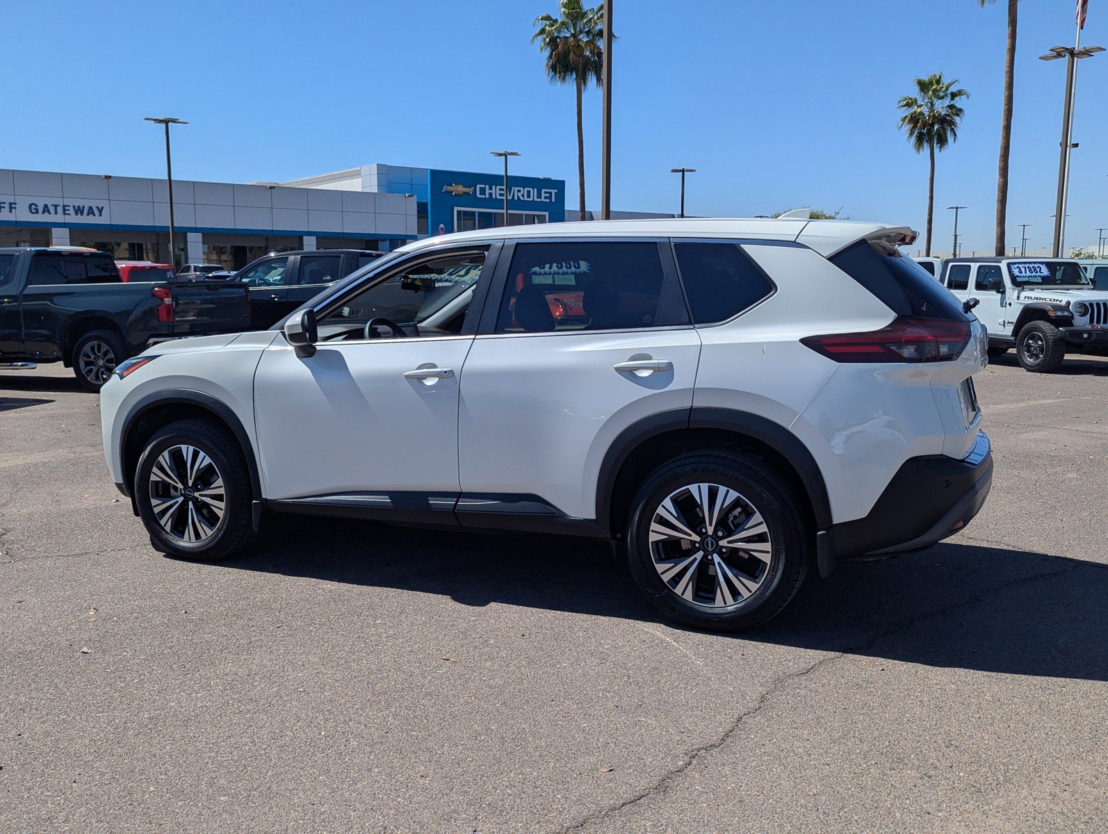 Used 2023 Nissan Rogue SV image 3