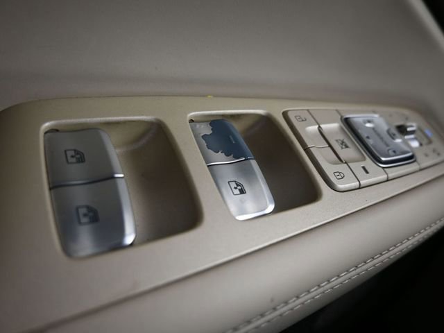 Used 2018 Genesis G90 3.3T Premium RWD image 31