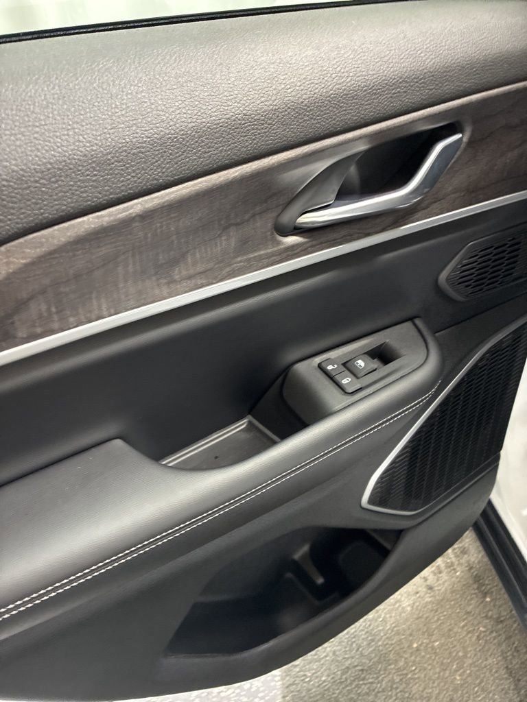 Used 2025 Jeep Grand Cherokee Limited image 23