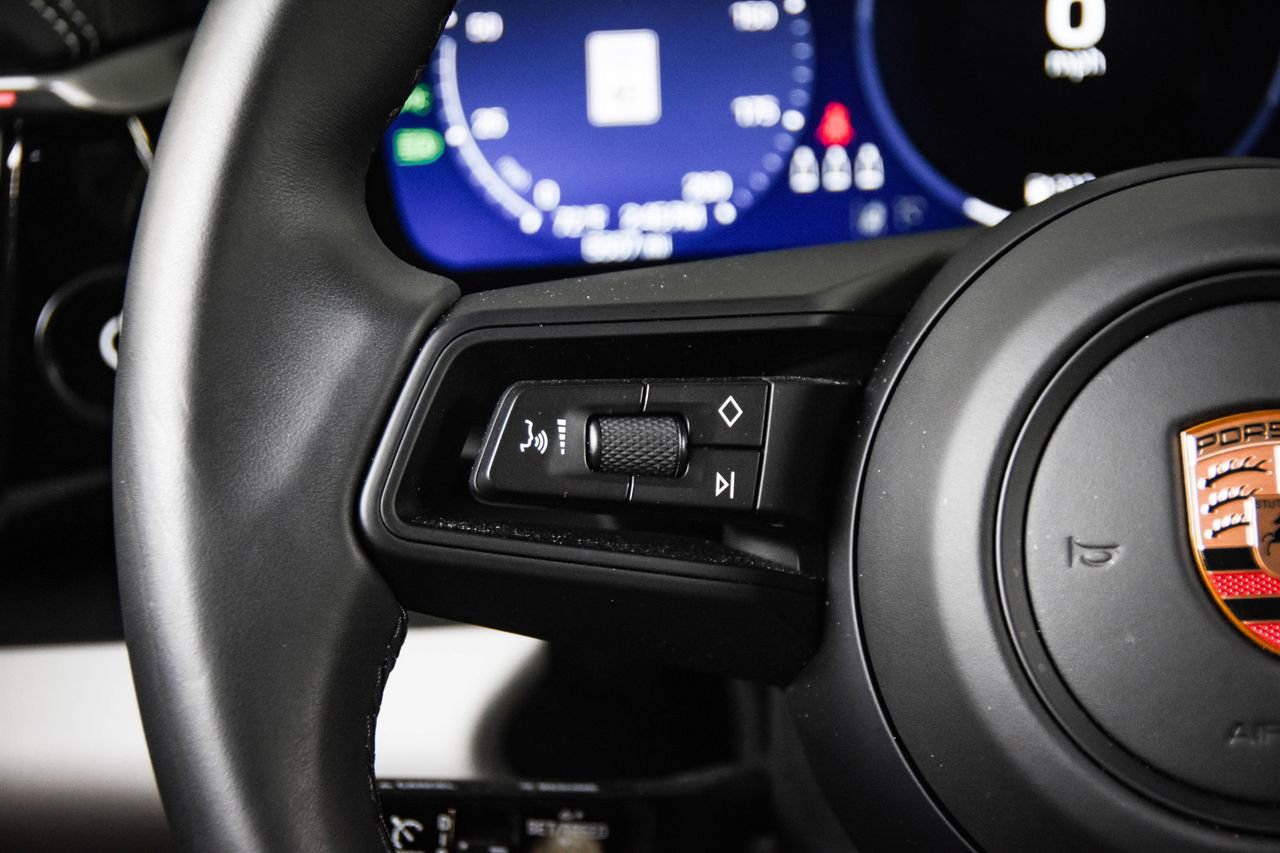 Certified 2025 Porsche Macan Electric image 17