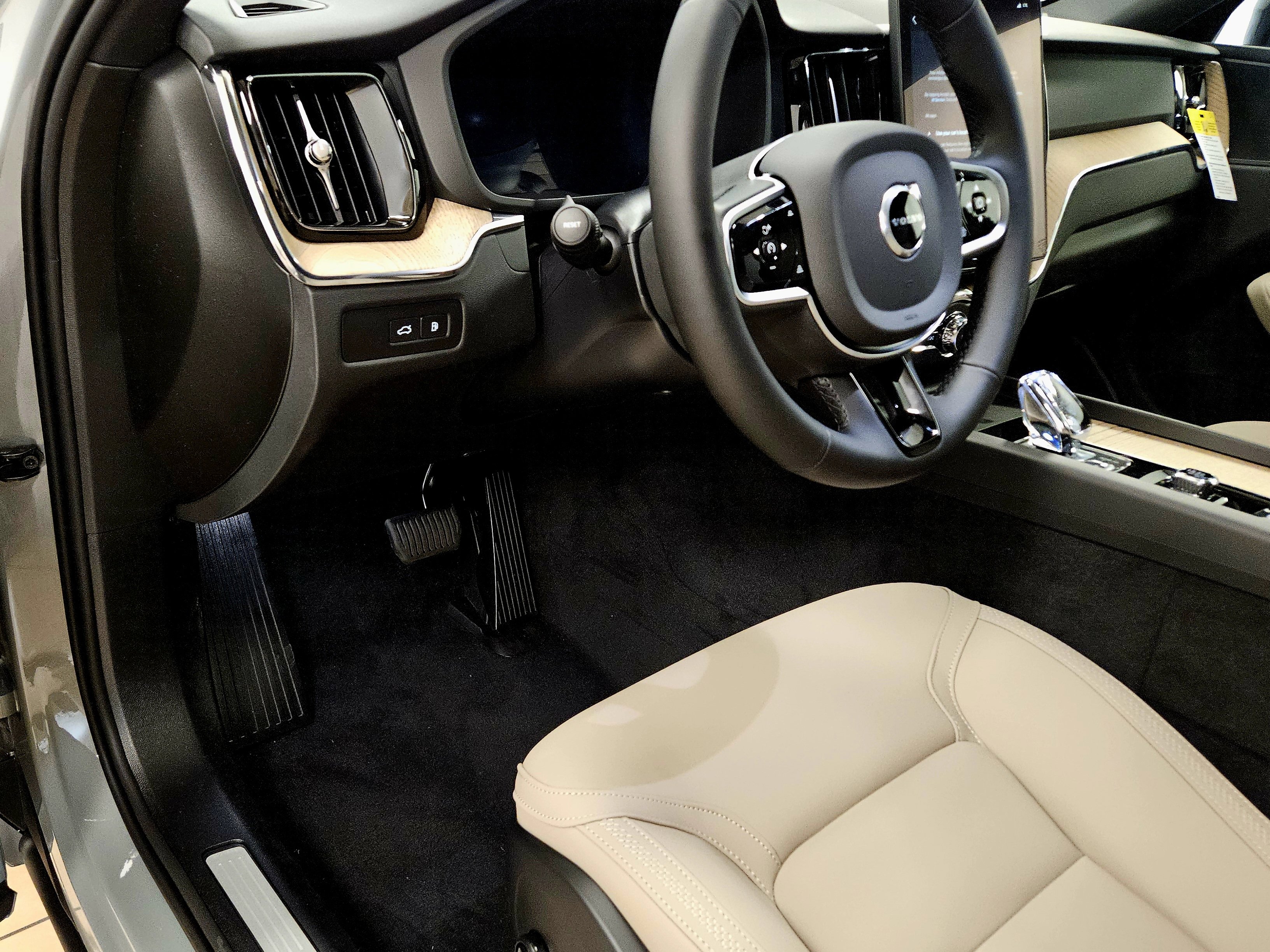 New 2026 Volvo XC60 T8 Plus w/ Protection Package Premier image 43