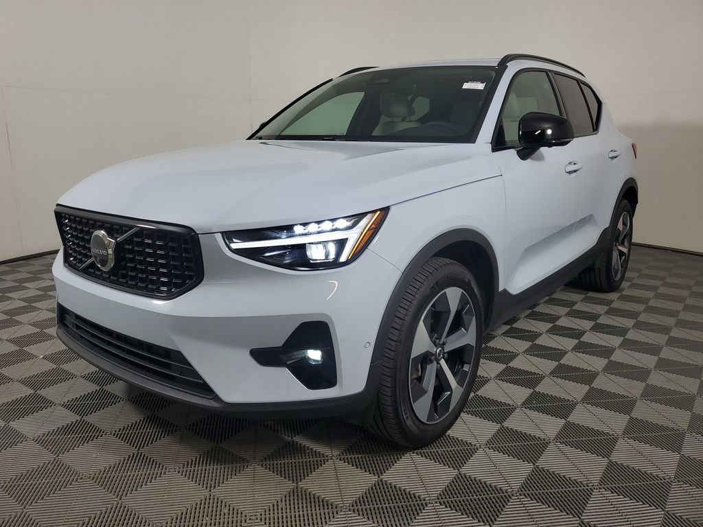 Used 2026 Volvo XC40 B5 Plus AWD/4WD image 4