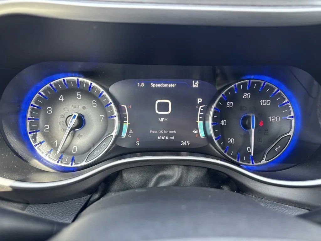 Used 2024 Chrysler Pacifica Touring-L image 13