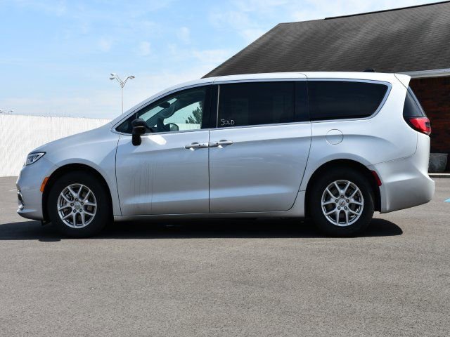 Used 2024 Chrysler Pacifica Touring-L image 4