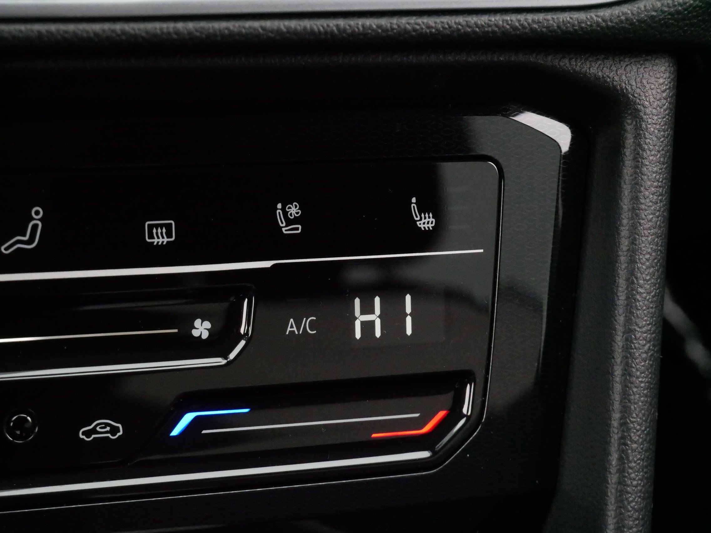 Certified 2025 Volkswagen Taos SEL AWD/4WD image 29