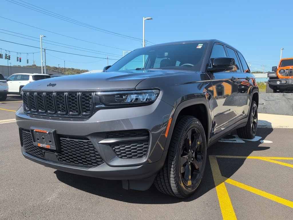 Used 2023 Jeep Grand Cherokee Altitude image 3