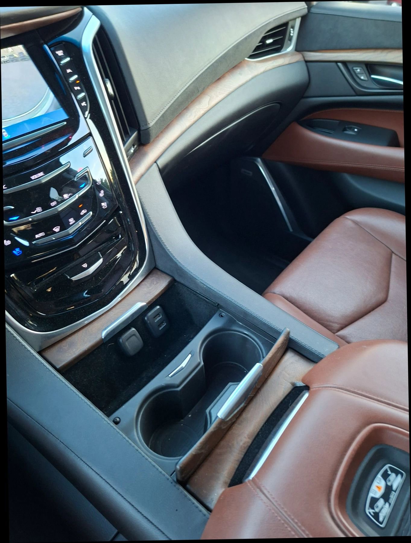 Used 2020 Cadillac Escalade Luxury AWD/4WD image 14