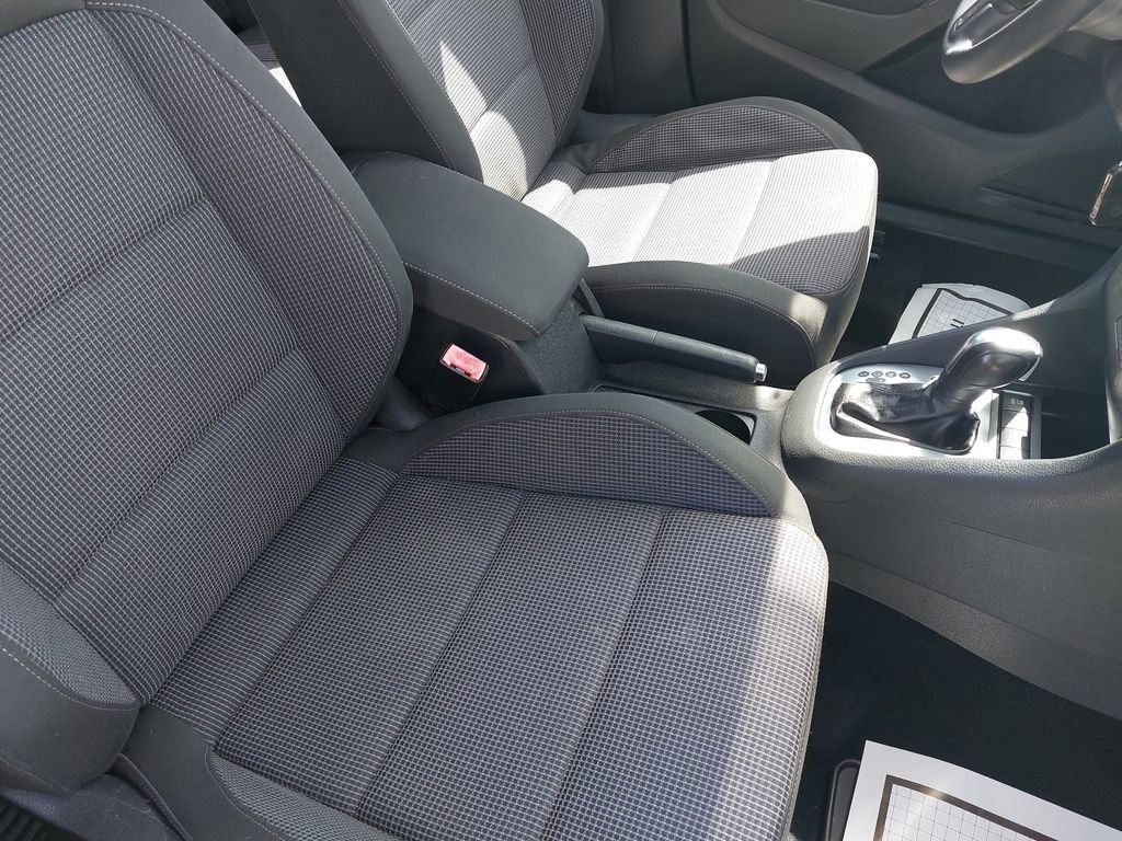 Used 2013 Volkswagen Golf 4-Door FWD image 10