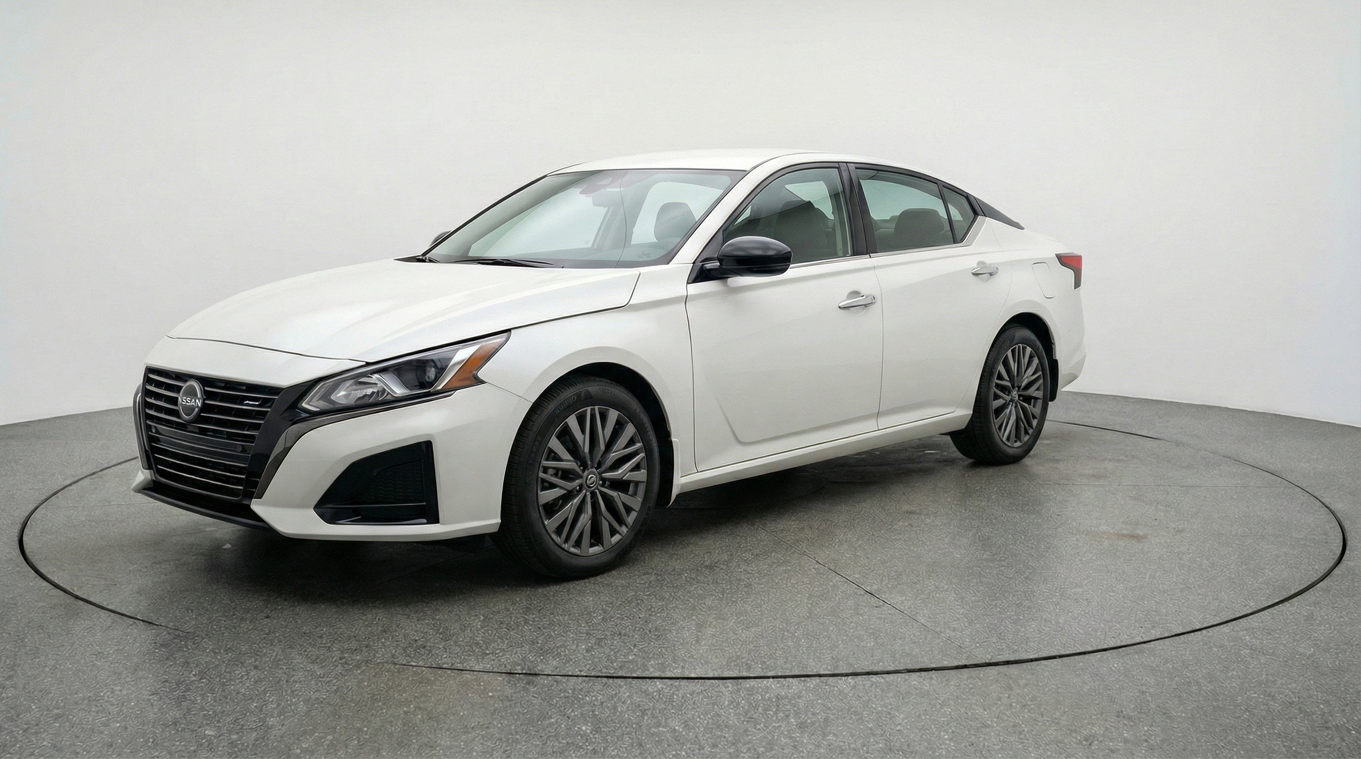Used 2025 Nissan Altima 2.5 SV image 3