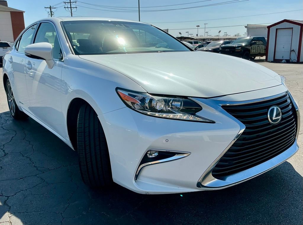 Used 2016 Lexus ES 300h w/ Premium Package w/Wood Trim image 2