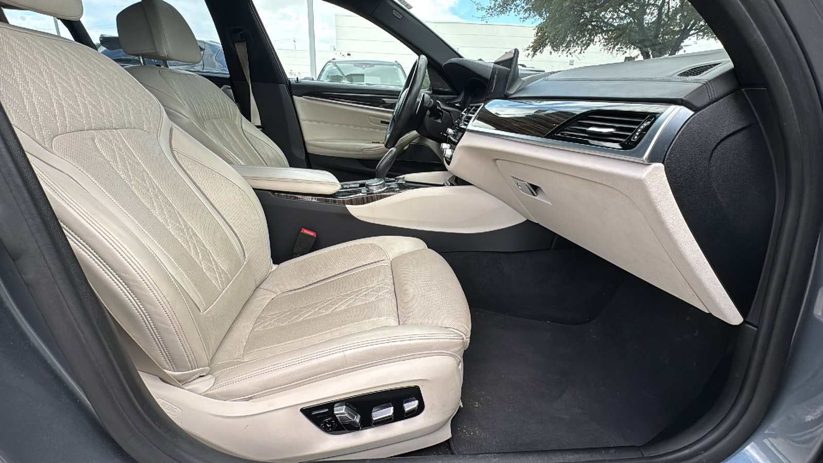 Used 2019 BMW 540i w/ M Sport Package image 28