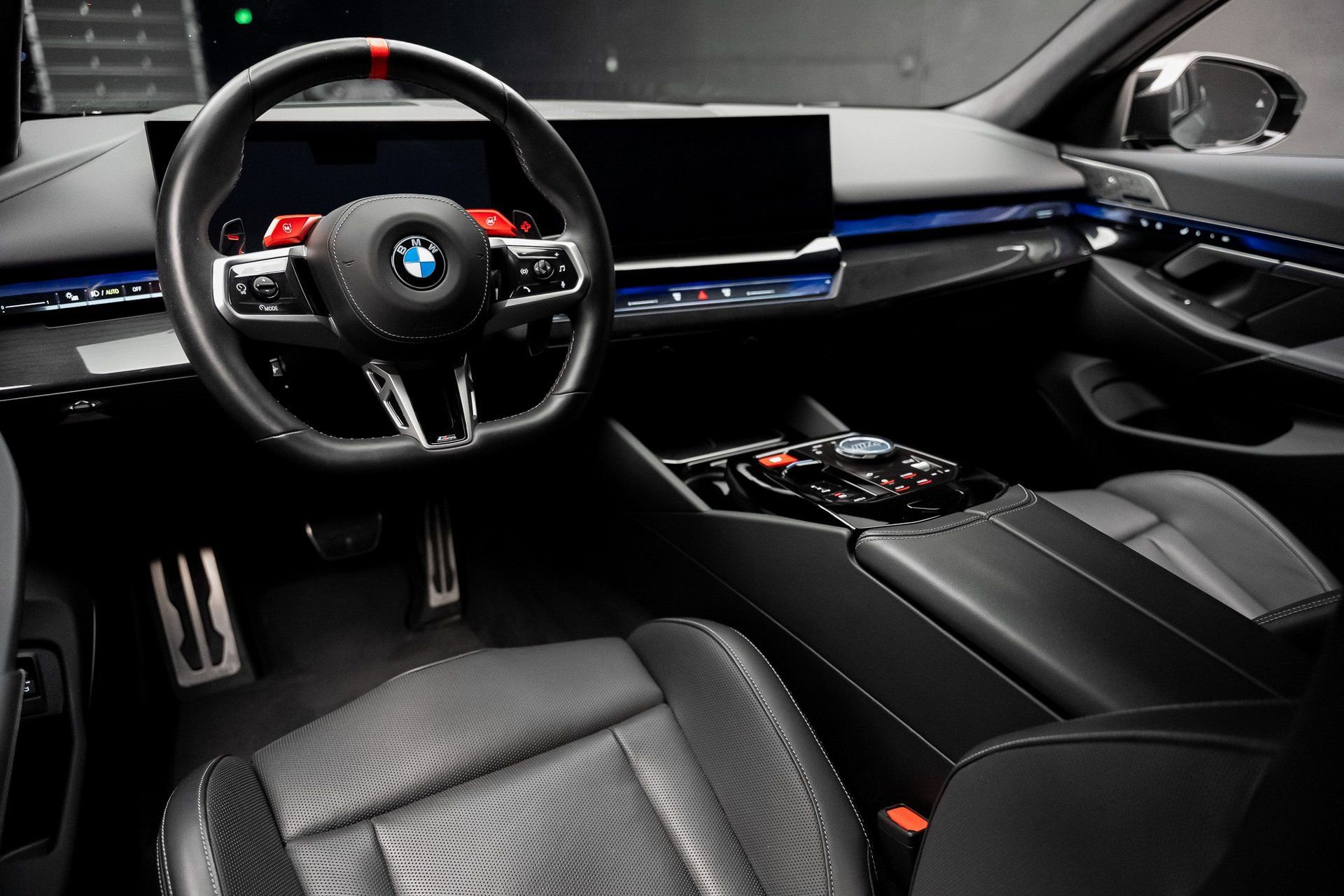 Used 2025 BMW M5 w/ Carbon Package image 2