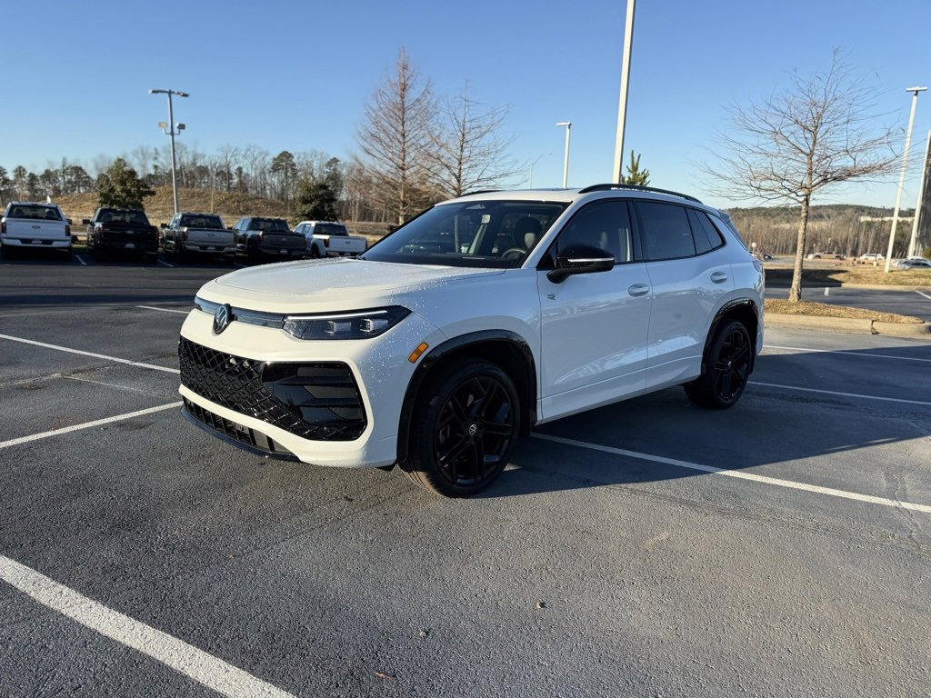 Used 2025 Volkswagen Tiguan SE R-Line image 3