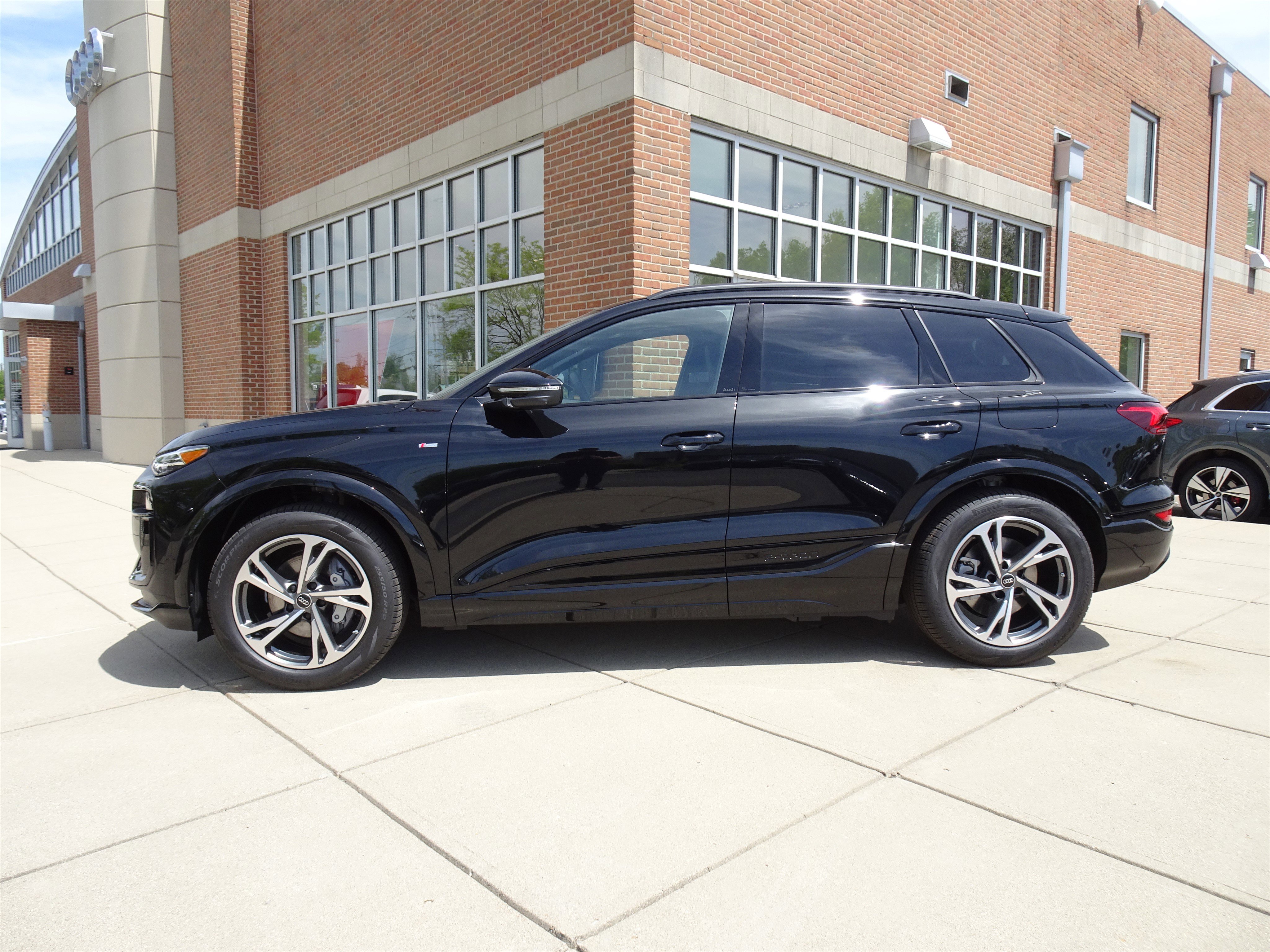 New 2027 Audi Q6 e-tron Prestige AWD/4WD image 2